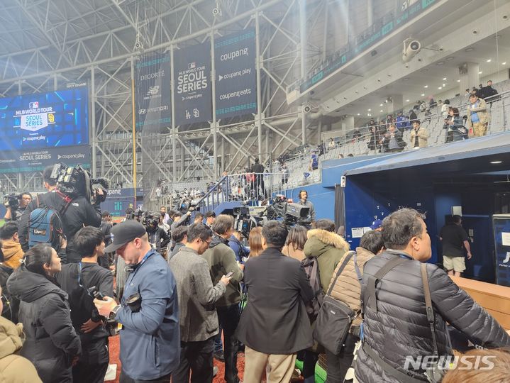 [서울=뉴시스]김주희 기자=LA 다저스와 샌디에이고 파드리스의 2024 MLB 월드 투어 서울 시리즈 정규시즌 두 번째 경기를 앞두고 취재진이 다저스 더그아웃 앞에 서있다. 2024.03.21.