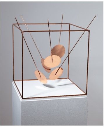 Lygia Pape Volante 1999 Copper-plated iron 51 x 49 x 49 cm | 20 1/16 x 19 5/16 x 19 5/16 in. © Projeto Lygia Pape. Photo © Pedro Fortes. Courtesy White Cube *재판매 및 DB 금지