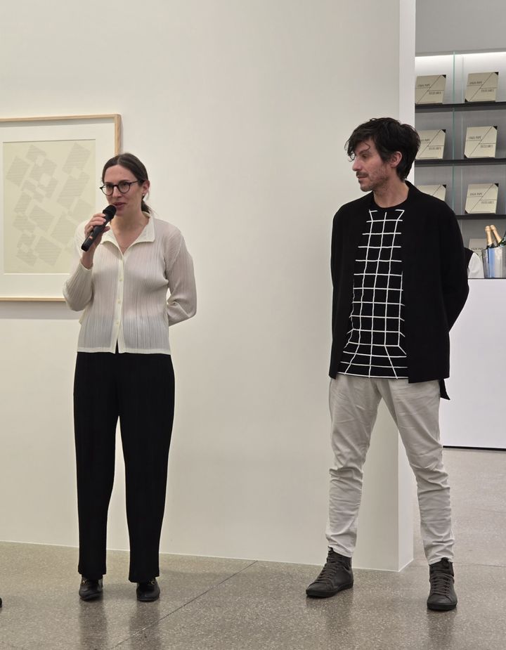 21일 화이트 큐브 서울 전시장에서 화이트 큐브 큐레이터(카푸신 페로)와 리지아 파페 재단의 디렉터 안토니오 리알이 내한, 리지아 파페 작품을 설명을 하고 있다. *재판매 및 DB 금지