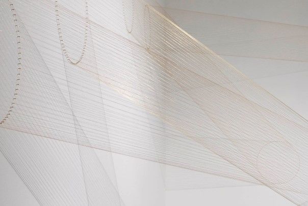 Lygia Pape Ttéia 1,B 2000 Golden nylon thread, nails and light © Projeto Lygia Pape. Photo: Paula Pape *재판매 및 DB 금지