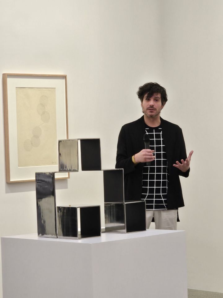  리지아 파페 재단의 디렉터 안토니오 리알이 내한, 신구체 미술 선구자인 리지아 파페 작품을 설명을 하고 있다. *재판매 및 DB 금지