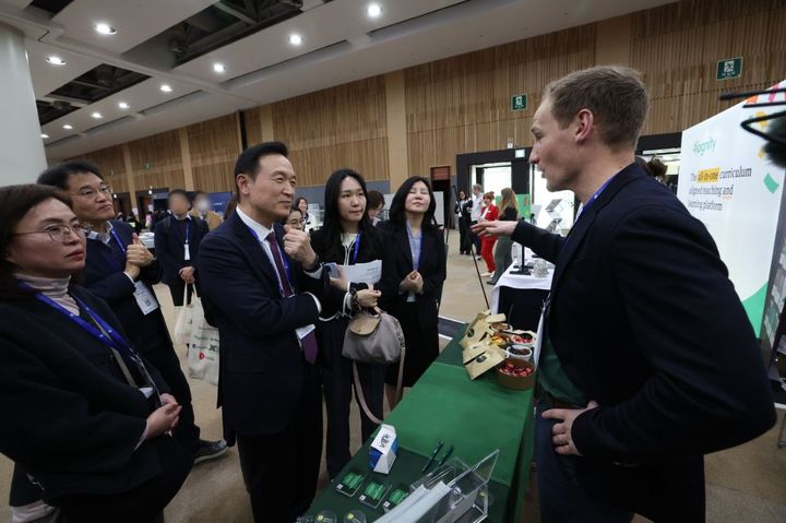 [수원=뉴시스] 임태희 경기도교육감이 21일 대구에서 열린 '2024 대구 IB 글로벌 콘퍼런스'에 참석해 부스를 둘러보고 있다. (사진=경기도교육청 제공) 2024.03.21. photo@newsis.com *재판매 및 DB 금지