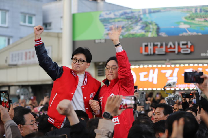 21일 오후 경북 경산시 경산공설시장에서 한동훈 국민의힘 비상대책위원장이 조지연 후보의 선거승리를 기원하며 지지를 호소하고 있다. *재판매 및 DB 금지