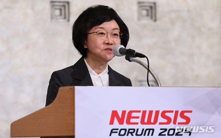 [서울=뉴시스] 최진석 기자 = 오유경 식품의약품안전처장이 21일 서울 중구 소공동 롯데호텔서울 크리스탈볼룸에서 기회와 도전, AI시대 제약바이오·의료산업을 주제로 열린 제8회 뉴시스 제약·바이오포럼에서 축사를 하고 있다. 2024.03.21. myjs@newsis.com