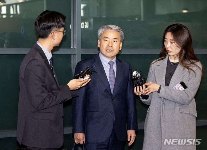 [인천공항=뉴시스] 권창회 기자 = 이종섭 주호주대사가 21일 오전 인천국제공항 제1여객터미널을 통해 귀국해 취재진 질문에 답하고 있다. (공동취재) 2024.03.21. photo@newsis.com