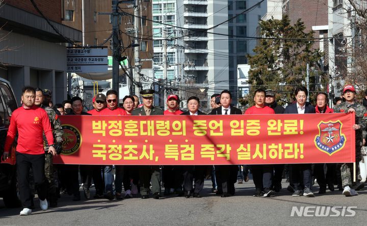 [서울=뉴시스] 조성봉 기자= 박정훈 전 수사단장(대령)이 21일 오전 서울 용산구 중앙지역군사법원에서 열리는 3차 공판에 출석하고 있다. 박 대령은 해병대 채 상병 순직사건 수사 이첩 관련 항명 및 상관명예훼손 혐의로 기소되었다. 2024.03.21. suncho21@newsis.com