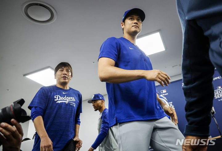 [서울=뉴시스] 정병혁 기자 = 16일 서울 구로구 고척스카이돔에서 열리는 메이저리그(MLB) 월드투어 서울시리즈에 참가하는 LA다저스 오타니 쇼헤이와 통역 미즈하라 잇페이(왼쪽)가 기자회견을 마친 뒤 이동하고 있다. 2024.03.21. jhope@newsis.com