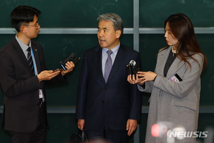 [인천공항=뉴시스] 권창회 기자 = 이종섭 주호주대사가 21일 오전 인천국제공항을 통해 귀국하며 취재진 질문에 답하고 있다. (공동취재) 2024.03.21. photo@newsis.com