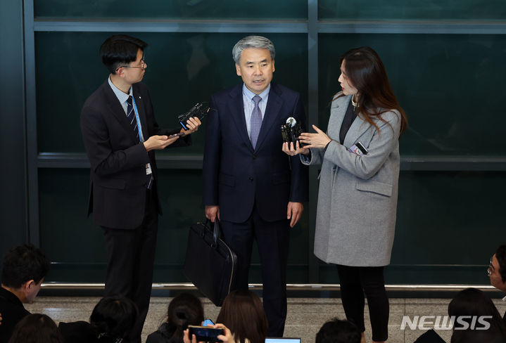 [인천공항=뉴시스] 김금보 기자 = 이종섭 주호주대사가 지난 21일 오전 인천국제공항 제1여객터미널을 통해 귀국해 취재진 질문에 답하고 있다. 2024.03.21. kgb@newsis.com