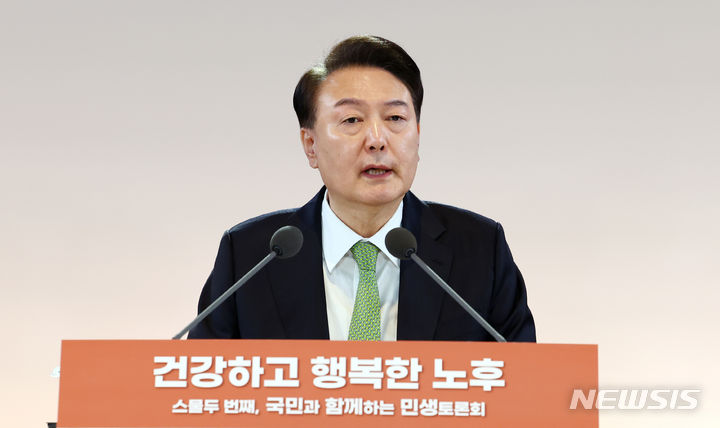 [원주=뉴시스] 전신 기자 = 윤석열 대통령이 21일 강원도 원주 건강보험심사평가원에서 '건강하고 행복한 노후' 주제로 열린 스물두 번째 국민과 함께하는 민생토론회에서 발언하고 있다. 2024.03.21. photo1006@newsis.com