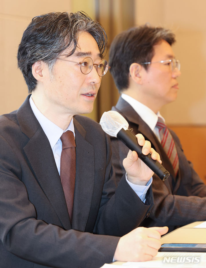 [서울=뉴시스] 황준선 기자 = 임종윤(왼쪽) 한미약품 사장이 지난 3월21일 오전 서울 여의도 FKI타워에서 열린 기자간담회에서 발언하고 있다. 오른쪽은 임종훈 한미약품 사장. 2024.03.21. hwang@newsis.com