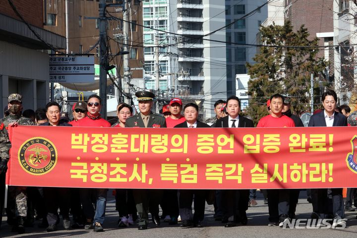 [서울=뉴시스] 조성봉 기자= 박정훈 전 수사단장(대령)이 21일 오전 서울 용산구 중앙지역군사법원에서 열리는 3차 공판에 출석하고 있다. 박 대령은 해병대 채 상병 순직사건 수사 이첩 관련 항명 및 상관명예훼손 혐의로 기소되었다. 2024.03.21. suncho21@newsis.com