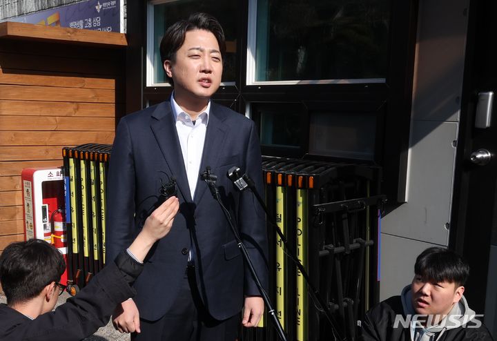 [서울=뉴시스] 조성봉 기자= 이준석 개혁신당 대표가 지난 21일 오전 서울 용산구 중앙지역군사법원 인근에서 취재진의 질문에 답변하고 있다. 이 대표는 이날 박정훈 전 수사단장의 3차 공판 출석 전 면담을 가졌다. 2024.03.21. suncho21@newsis.com