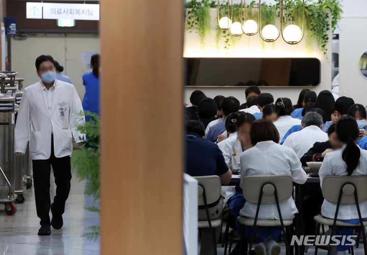 [서울=뉴시스] 김명년 기자 = 지난 21일 오전 서울시내 한 대학병원에서 의료진이 이동하고 있다. 이날 정부는 다음 주부터 전공의들에 대한 면허정지 처분에 나설 것이라고 밝혔다. 2024.03.21. kmn@newsis.com