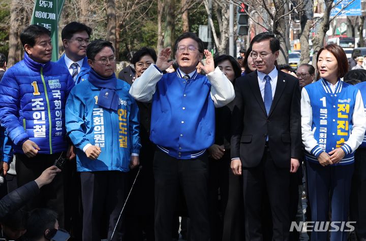 [광주=뉴시스] 이영환 기자 = 이재명 더불어민주당 상임공동선대위원장이 21일 광주 북구 전남대학교 후문을 찾아 발언하고 있다. (공동취재) 2024.03.21. photo@newsis.com