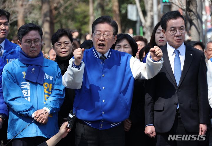 [광주=뉴시스] 이영환 기자 = 이재명 더불어민주당 상임공동선대위원장이 21일 광주 북구 전남대학교 후문을 찾아 발언하고 있다. (공동취재) 2024.03.21. photo@newsis.com