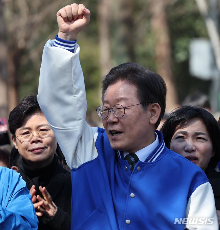 [광주=뉴시스] 이영환 기자 = 이재명 더불어민주당 상임공동선대위원장이 21일 광주 북구 전남대학교 후문을 찾아 발언하고 있다. (공동취재) 2024.03.21. photo@newsis.com