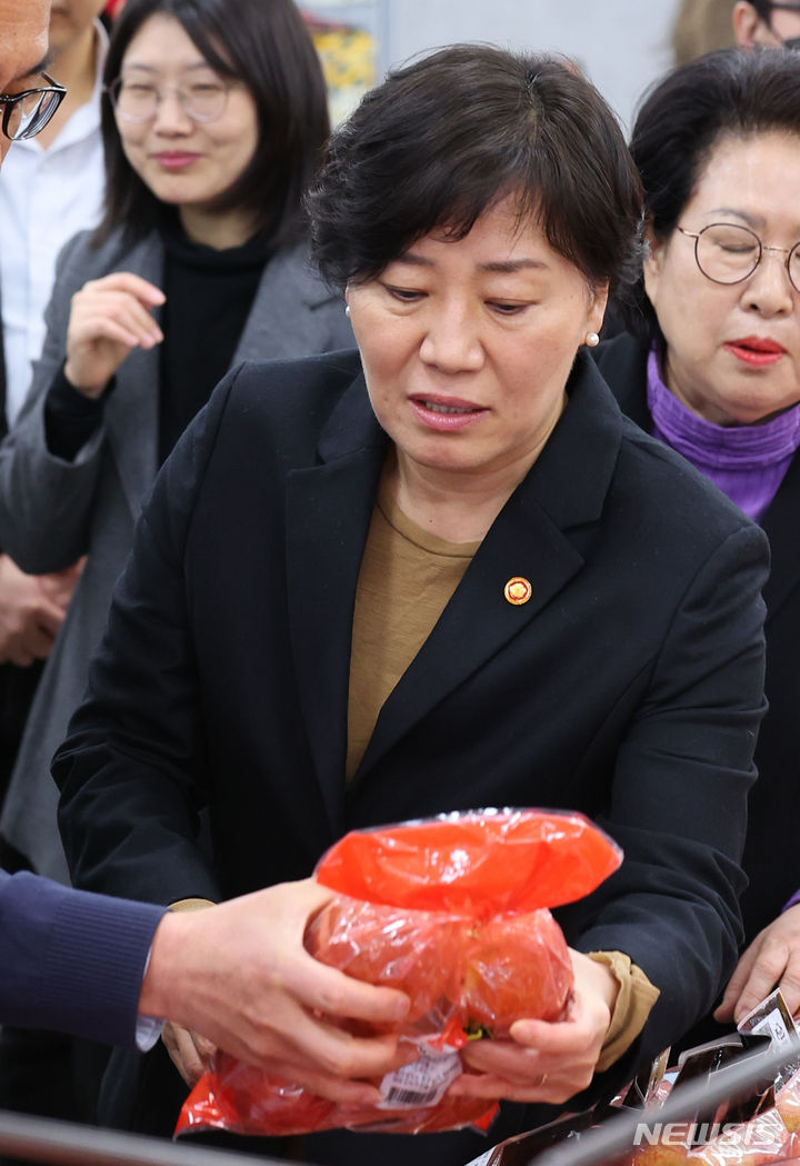 [서울=뉴시스] 최진석 기자 = 송미령 농림축산식품부 장관이 21일 서울 롯데마트 서울역점을 찾아 물가 안정 동향을 점검하며 사과를 살펴보고 있다. 2024.03.21. myjs@newsis.com