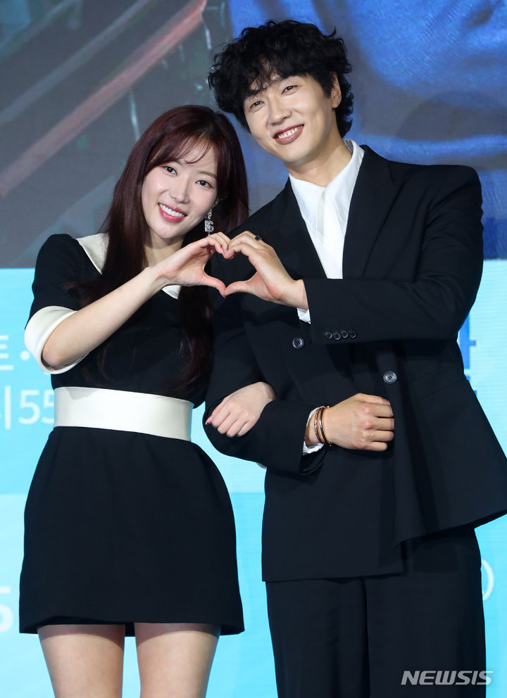 [서울=뉴시스] 김혜진 기자 = 배우 임수향, 지현우가 21일 오후 서울 마포구 상암동 스탠포드호텔에서 열린 KBS2 새 주말드라마 '미녀와 순정남' 제작발표회에서 포즈를 취하고 있다. 2024.03.21. jini@newsis.com