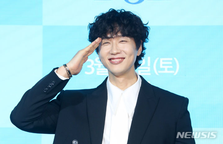 [서울=뉴시스] 김혜진 기자 = 배우 지현우가 21일 오후 서울 마포구 상암동 스탠포드호텔에서 열린 KBS2 새 주말드라마 '미녀와 순정남' 제작발표회에서 포즈를 취하고 있다. 2024.03.21. jini@newsis.com