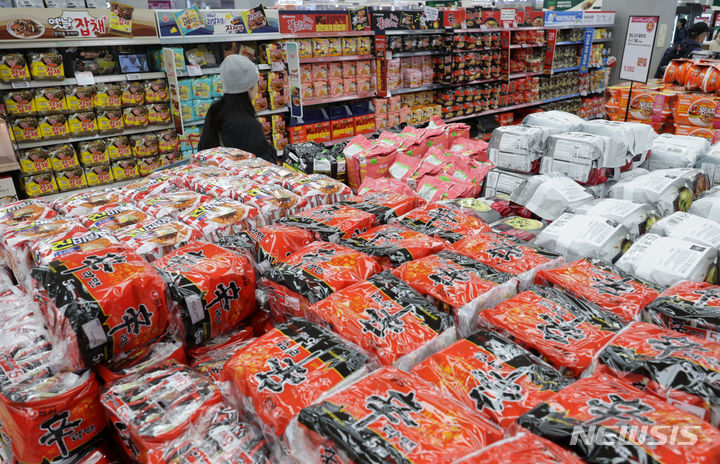[서울=뉴시스] 최진석 기자 = 지난 달 라면 수출액이 9천296만달러를 기록하며 전년 동월 대비 30%이상 상승했다. 23년 라면 수출액은 9억5천200만 달러로 전년대비 24.4% 증가, 역대 최대 실적을 기록하며 10억 달러에 근접했다. 수출의 증세가 이어지며 올해는 10억달러를 돌파할 것으로 예상된다. 사진은 21일 서울 한 대형마트 라면코너의 모습. 2024.03.21. myjs@newsis.com