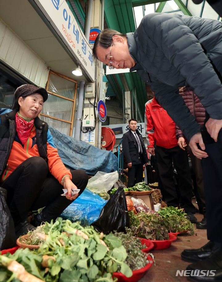 [공주=뉴시스] 강종민 기자 = 한덕수 국무총리가 21일 충남 공주산성시장을 찾아 봄나물을 구입하고 있다. 2024.03.21. ppkjm@newsis.com