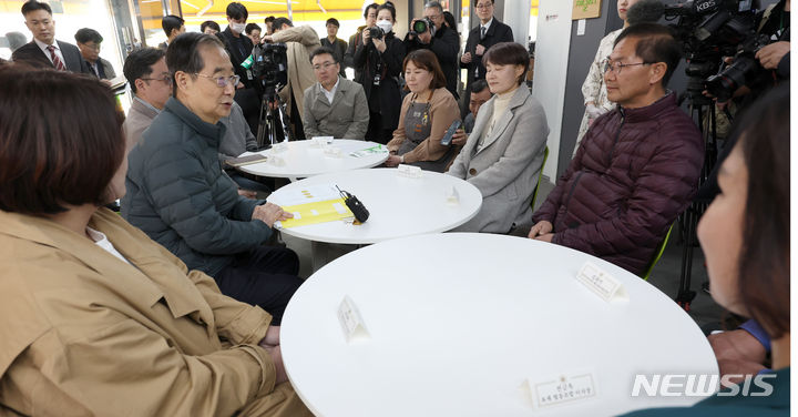 [공주=뉴시스] 강종민 기자 = 한덕수 국무총리가 21일 충남 공주산성시장을 찾아 상인들의 애로·건의사항 등을 청취하고 있다. 2024.03.21. ppkjm@newsis.com