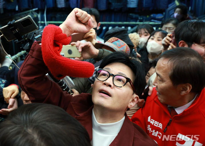 [대구=뉴시스] 고범준 기자 = 한동훈 국민의힘 비상대책위원장이 21일 대구 중구 서문시장을 방문해 시민들과 인사를 나누고 있다. 2024.03.21. bjko@newsis.com