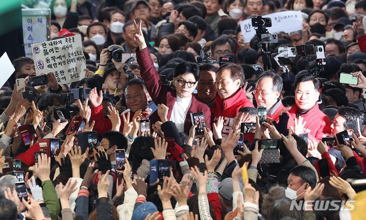 [대구=뉴시스] 고범준 기자 = 한동훈 국민의힘 비상대책위원장이 21일 대구 중구 서문시장을 찾아 인근 지역 출마 후보들과 함께 시민들에게 인사하고 있다. (공동취재) 2024.03.21. photo@newsis.com