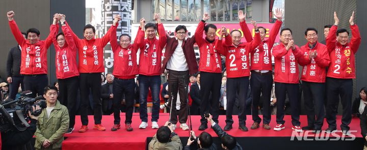 [대구=뉴시스] 고범준 기자 = 한동훈 국민의힘 비상대책위원장이 21일 대구 중구 동성로를 찾아 지역구 후보자들과 인사하고 있다. (공동취재) 2024.03.21. photo@newsis.com