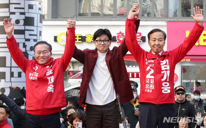 [대구=뉴시스] 고범준 기자 = 한동훈 국민의힘 비상대책위원장(가운데)이 21일 대구 중구 동성로를 찾아 윤재옥 대구 달서구을 후보(맨 왼쪽), 김기웅 중구·남구 후보와 함께 시민들에게 인사하고 있다. (공동취재) 2024.03.21. photo@newsis.com