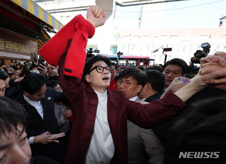 [대구=뉴시스] 고범준 기자 = 한동훈 국민의힘 비상대책위원장이 21일 대구 중구 서문시장을 방문해 시민들을 향해 인사를 하고 있다. (공동취재) 2024.03.21. photo@newsis.com