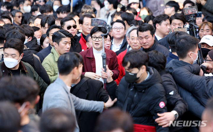 [대구=뉴시스] 이무열 기자 = 한동훈 국민의힘 비상대책위원장이 21일 대구 중구 동성로에서 시민들과 인사를 나누고 있다. 2024.03.21 lmy@newsis.com