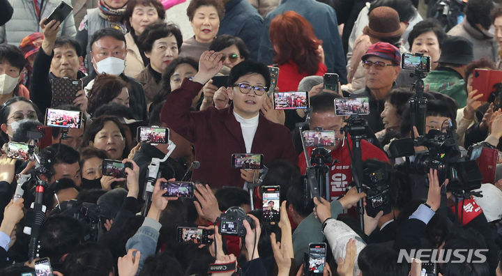 [대구=뉴시스] 고범준 기자 = 한동훈 국민의힘 비상대책위원장이 21일 대구 중구 서문시장에서 지지 호소를 하고 있다. (공동취재) 2024.03.21. photo@newsis.com