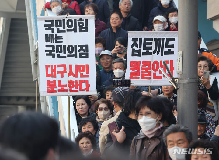 [대구=뉴시스] 고범준 기자 = 21일 대구 중구 서문시장에서 한동훈 국민의힘 비상대책위원장의 방문을 앞두고 '국민의힘 빼는 국민의짐 대구시민 분노한다'라는 손피켓이 걸려 있다. (공동취재) 2024.03.21. photo@newsis.com