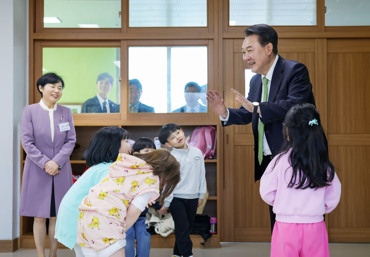 [서울=뉴시스] 윤석열 대통령이 21일 강원도 원주 명륜초등학교를 방문해 늘봄학교 '초1 맞춤형 프로그램' 전래놀이를 진행 중인 교실에서 아이들과 만나 인사하고 있다. (사진=대통령실 제공) 2024.03.21. photo@newsis.com *재판매 및 DB 금지