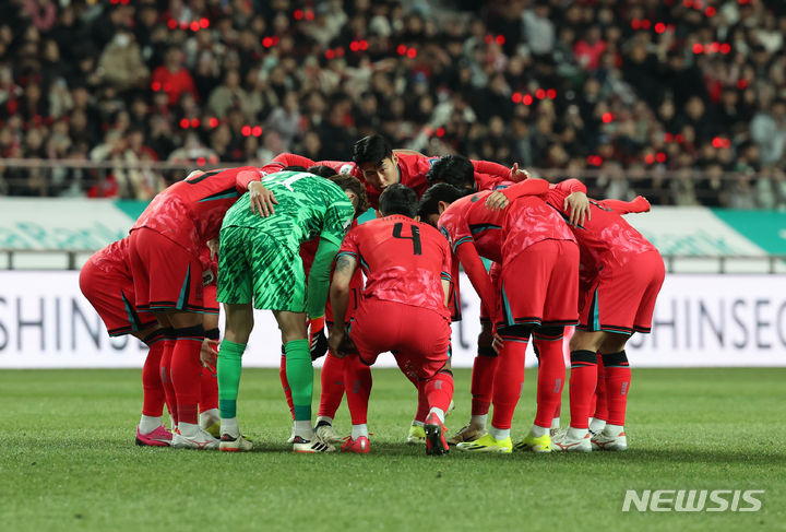 [서울=뉴시스] 고승민 기자 = 21일 서울월드컵경기장에서 열린 2026 FIFA 북중미 월드컵 아시아 2차 예선 대한민국과 태국의 경기 시작 전 한국 대표팀 선수들이 결의를 다지고 있다. 2024.03.21. kkssmm99@newsis.com