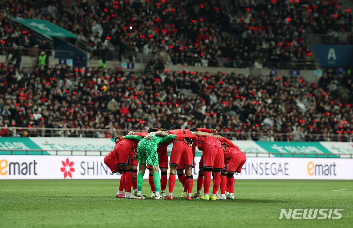 [서울=뉴시스] 고승민 기자 = 21일 서울월드컵경기장에서 열린 2026 FIFA 북중미 월드컵 아시아 2차 예선 대한민국과 태국의 경기 시작 전 한국 대표팀 선수들이 결의를 다지고 있다. 2024.03.21. kkssmm99@newsis.com
