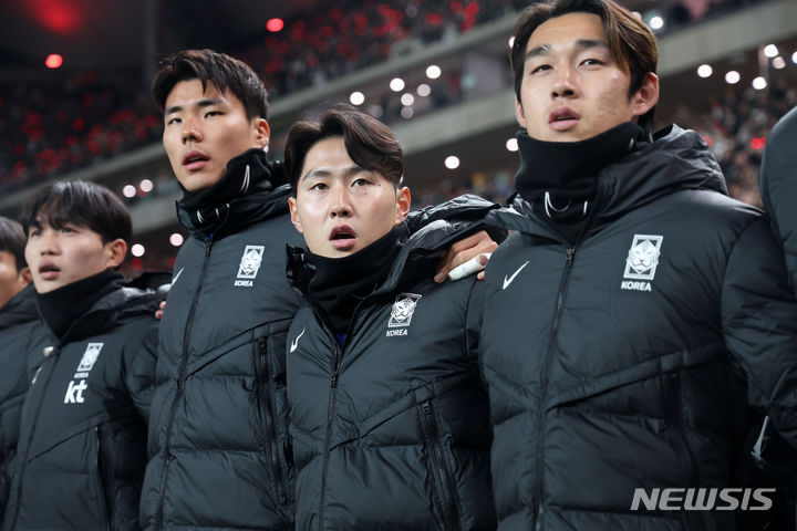 [서울=뉴시스] 김명년 기자 = 21일 서울월드컵경기장에서 열린 2026 FIFA 북중미 월드컵 아시아 2차 예선 대한민국과 태국의 경기, 대한민국 선수들이 애국가를 부르고 있다. 2024.03.21. kmn@newsis.com
