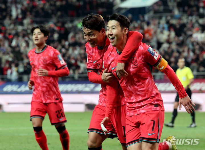 [서울=뉴시스] 김진아 기자 = 21일 서울월드컵경기장에서 열린 2026 FIFA 북중미 월드컵 아시아 2차 예선 대한민국과 태국의 경기, 대한민국 손흥민이 골을 넣고 기뻐하고 있다. 2024.03.21. bluesoda@newsis.com