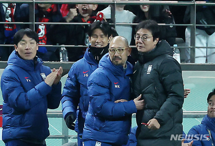 [서울=뉴시스] 김명년 기자 = 21일 서울월드컵경기장에서 열린 2026 FIFA 북중미 월드컵 아시아 2차 예선 대한민국과 태국의 경기, 대한민국 황선홍 감독이 손흥민의 선제골에 기뻐하고 있다. 2024.03.21. kmn@newsis.com