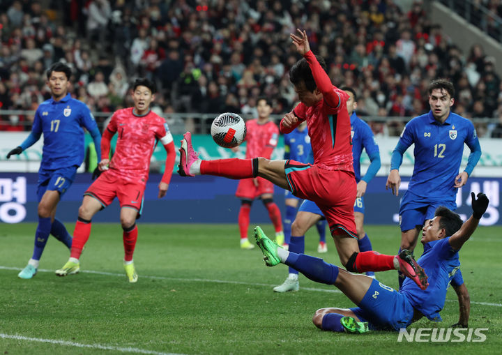 [서울=뉴시스] 고승민 기자 = 21일 서울월드컵경기장에서 열린 2026 FIFA 북중미 월드컵 아시아 2차 예선 대한민국과 태국의 경기, 후반전 한국 김진수가 슛을 시도하고 있다. 2024.03.21. kkssmm99@newsis.com