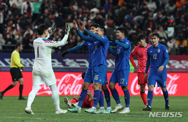 [서울=뉴시스] 고승민 기자 = 21일 서울월드컵경기장에서 열린 2026 FIFA 북중미 월드컵 아시아 2차 예선 대한민국과 태국의 경기, 1대1 무승부 이후 태국 선수들이 기뻐하고 있다. 2024.03.21. kkssmm99@newsis.com