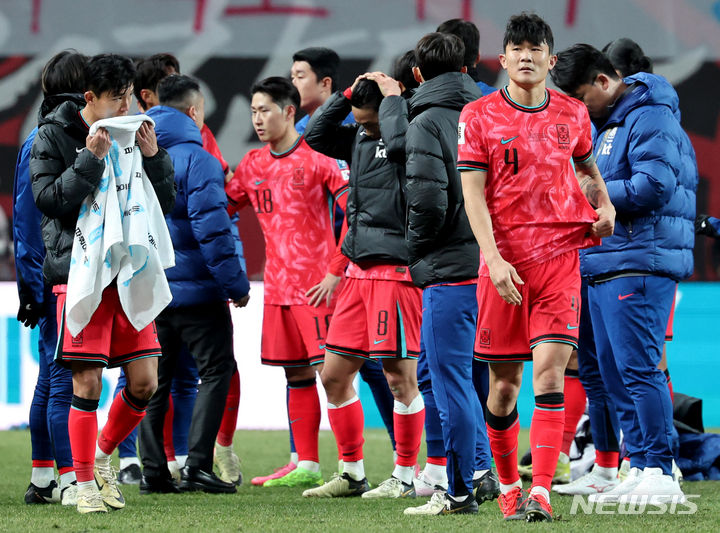 [서울=뉴시스] 김진아 기자 = 21일 서울월드컵경기장에서 열린 2026 FIFA 북중미 월드컵 아시아 2차 예선 대한민국과 태국의 경기, 1:1 동점으로 경기를 마친 대한민국 김민재 등 선수들이 아쉬워하고 있다. 2024.03.21. bluesoda@newsis.com