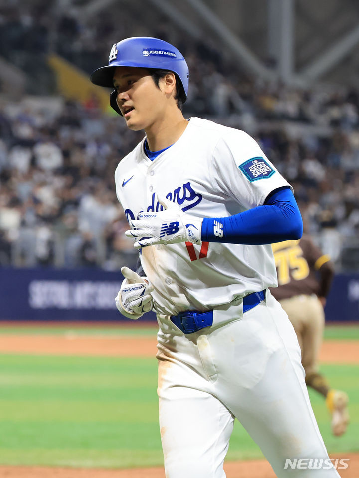 [서울=뉴시스] 미국 메이저리그(MLB)의 유니폼을 두고 "종이 같다"는 비난이 쏟아지고 있다고 PBS가 지난달 28일(현지시각) 보도했다. 사진은 오타니 쇼헤이(30·LA다저스)가 유니폼을 입은 모습. 2024.04.01.