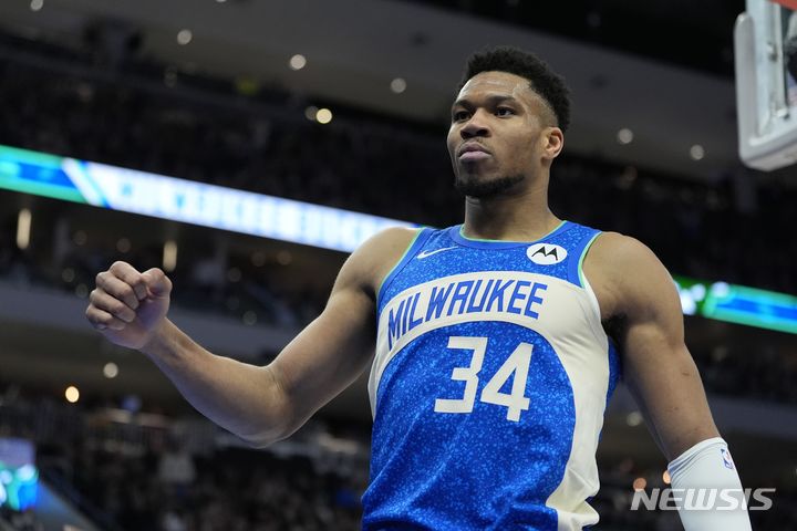 [밀워키=AP/뉴시스]NBA 밀워키 벅스의 야니스 아데토쿤보