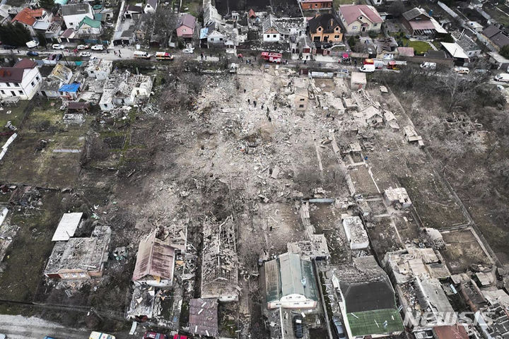 우크라이나, 러시아 점령 자포리자에 포격…10명 사망