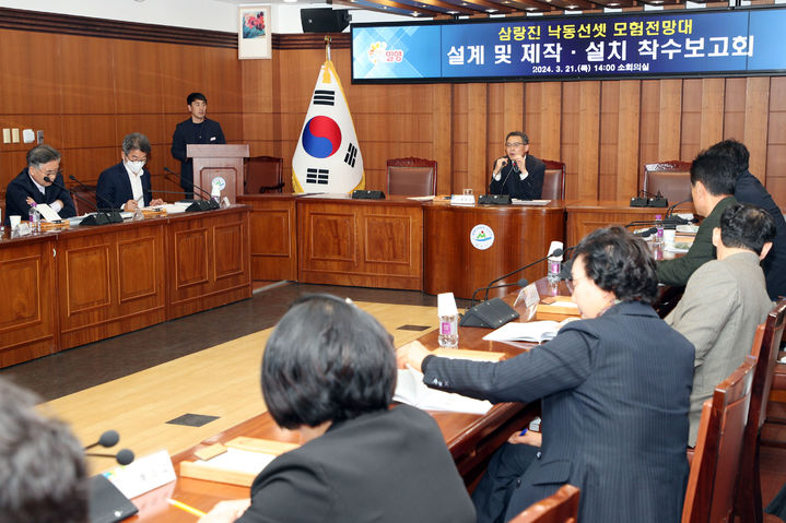 [밀양=뉴시스] 삼랑진 낙동선셋 모험전망대 설계·제작 설치 착수보고회를 하고 있다. (사진=밀양시 제공) 2024.03.22. photo@newsis.com *재판매 및 DB 금지