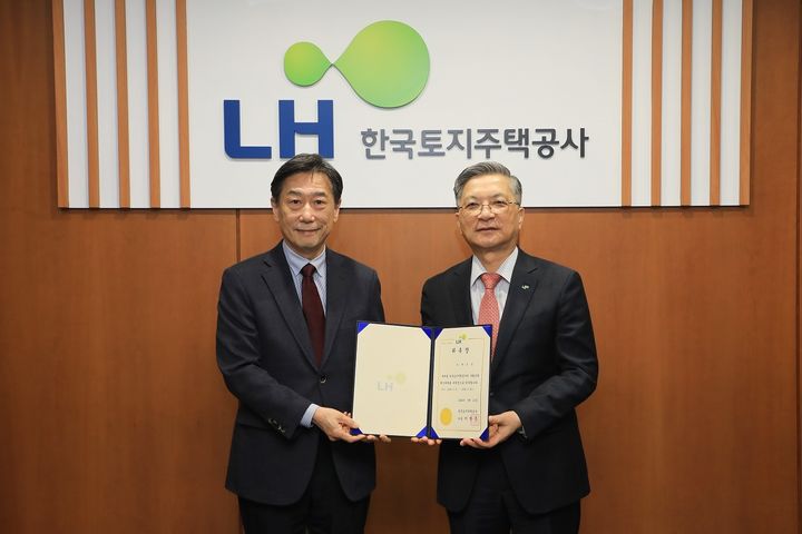 [서울=뉴시스] 한국토지주택공사(LH)가 지난 21일 경기도 성남 경기남부지역본부에서 'LH 사회공헌 혁신위원회' 발족행사에서 오준 전 유엔대사(왼쪽 첫 번째)와 이한준 LH 사장이 위촉장을 들고 기념촬영을 하고 있다. (사진=LH 제공) 2024.03.22 photo@newsis.com *재판매 및 DB 금지