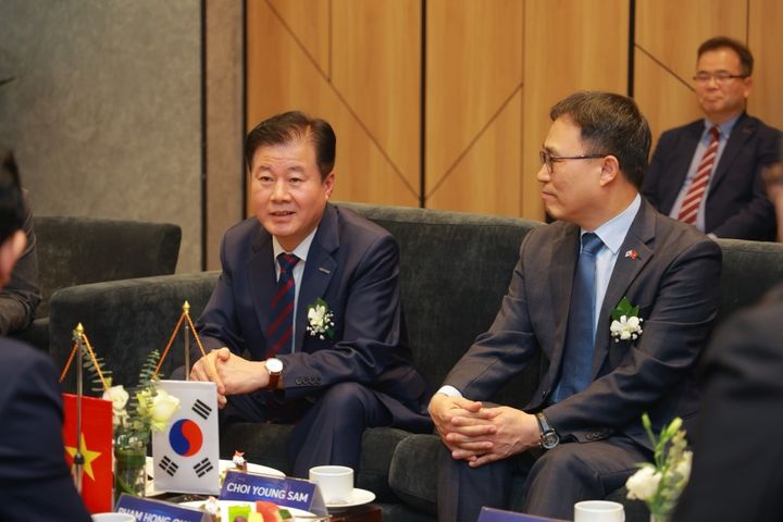 [서울=뉴시스] 강석진 중소벤처기업진흥공단 이사장(왼쪽)이 21일 베트남 환담장에서 정부인사 발언을 듣고 있다. (사진=중소벤처기업진흥공단 제공) 2024.03.22. photo@newsis.com *재판매 및 DB 금지